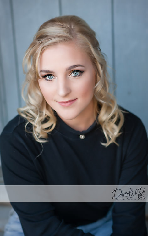 senior portrait girl blue building salem high school
